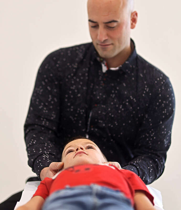 Consultation en ostéopathie pour un enfant au cabinet de Habsheim.